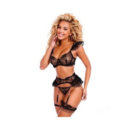 Natalie  de Adalet un conjunto negro compuesto por sujetador, tanga y ligueros,